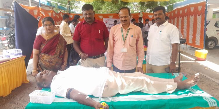 தூத்துக்குடி வட்டார போக்குவரத்து அலுவலகத்தில் ரத்ததான முகாம் நடைபெற்றது. 