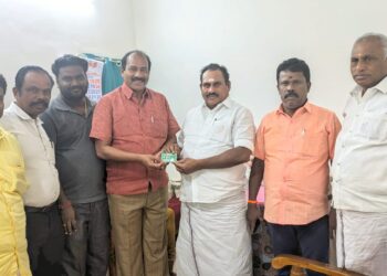 தூத்துக்குடியில் அதிமுகவினருக்கு டிஜிட்டல் உறுப்பினர் அடையாள அட்டையை முன்னாள் அமைச்சர் எஸ்.பி.சண்முகநாதன் வழங்கினார். 