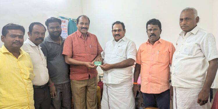 தூத்துக்குடியில் அதிமுகவினருக்கு டிஜிட்டல் உறுப்பினர் அடையாள அட்டையை முன்னாள் அமைச்சர் எஸ்.பி.சண்முகநாதன் வழங்கினார்.