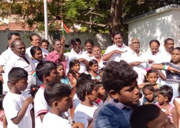 மாநகராட்சி தெற்கு மண்டல அலுவலகத்தில் வக்கீல் பாலகுருசாமி தேசிய கொடியேற்றினார்.