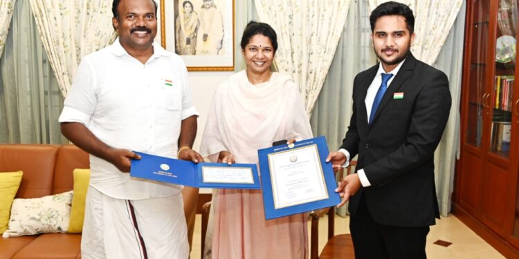 தமிழ்நாட்டின் 2 வது சிறந்த மாநகராட்சியாகத் தேர்வாகி சுதந்திர தின விழாவில் முதல்வர் விருது பெற்ற தூத்துக்குடி மாநகராட்சி மேயர் ஜெகன் பெரியசாமி, ஆணையர் மதுபாலன் ஆகிய இருவருக்கும் கனிமொழி எம்பி வாழ்த்துக்கள் தெரிவித்தார்.