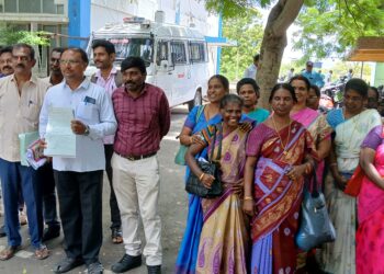 போலி ஆவணம் மூலம் ரூ.1.5 கோடி ஆசிரியர்களின் பணம் மோசடி – தூத்துக்குடி எஸ்.பி. அலுவலகத்தில் மனு.