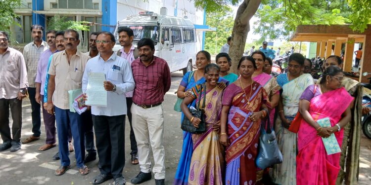 போலி ஆவணம் மூலம் ரூ.1.5 கோடி ஆசிரியர்களின் பணம் மோசடி – தூத்துக்குடி எஸ்.பி. அலுவலகத்தில் மனு.