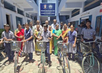 தூத்துக்குடி சி.எம்.பள்ளியில் அமைச்சர் கீதாஜீவன் விலையில்லா மிதிவண்டி வழங்கினார்.