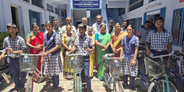 தூத்துக்குடி சி.எம்.பள்ளியில் அமைச்சர் கீதாஜீவன் விலையில்லா மிதிவண்டி வழங்கினார்.