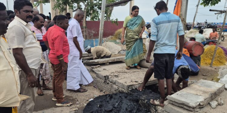 தூத்துக்குடி திரேஸ்புரம் பகுதியில் கால்வாய் தூா்வாரும் பணியை அமைச்சர் கீதாஜீவன் பார்வையிட்டார்.