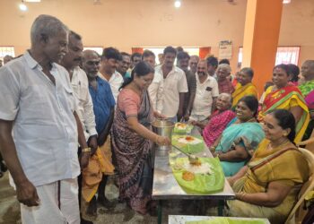 தூத்துக்குடி முனியசாமி கோவில் கொடைவிழாவை முன்னிட்டு அன்னதானத்தை அமைச்சர் கீதாஜீவன் தொடங்கி வைத்தார்.