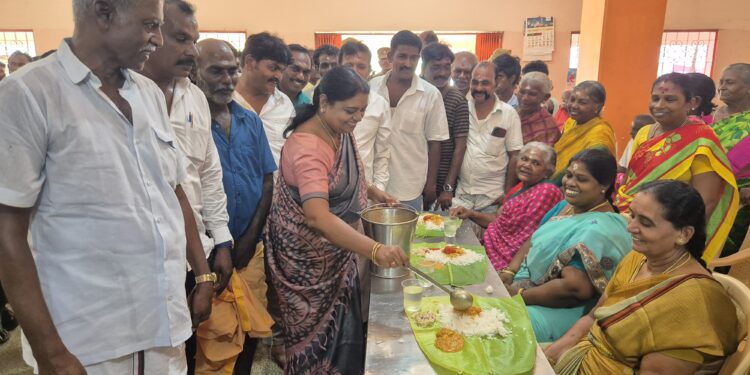 தூத்துக்குடி முனியசாமி கோவில் கொடைவிழாவை முன்னிட்டு அன்னதானத்தை அமைச்சர் கீதாஜீவன் தொடங்கி வைத்தார்.