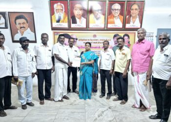 விளாத்திகுளம் தொமுச நிா்வாகிகள் அமைச்சர் கீதாஜீவனிடம் வாழ்த்து பெற்றனர்.