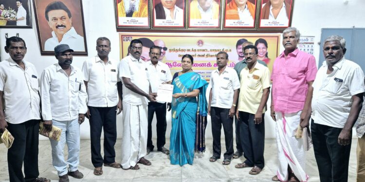 விளாத்திகுளம் தொமுச நிா்வாகிகள் அமைச்சர் கீதாஜீவனிடம் வாழ்த்து பெற்றனர்.