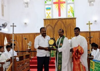 தமிழகத்தில் தூத்துக்குடி மாநகராட்சி 2ம் இடத்திற்கு தேர்வானதை யொட்டி மேயர் ஜெகன் பொியசாமிக்கு சேகர தலைவர் பாராட்டு