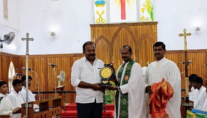 தமிழகத்தில் தூத்துக்குடி மாநகராட்சி 2ம் இடத்திற்கு தேர்வானதை யொட்டி மேயர் ஜெகன் பொியசாமிக்கு சேகர தலைவர் பாராட்டு