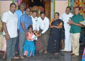 கிருஷ்ண ஜெயந்தியை முன்னிட்டு தூத்துக்குடி கதிர்வேல் நகர் ராதா கிருஷ்ண பெருமாள் ஆலயத்தில் நடைபெற்ற விழாவில் நூற்றுக்கணக்கான குழந்தைகள் கிருஷ்ணர் ராதை வேடம் அணிந்து போட்டியில் பங்கேற்பு