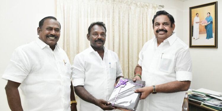 அதிமுக முன்னாள் அமைச்சர் சி.த செல்லபாண்டியன் ஏற்பாட்டில் தூத்துக்குடி திமுக முக்கிய பிரமுகர் எடப்பாடி பழனிச்சாமி தலைமையில் அதிமுகவில் இணைந்தார்.