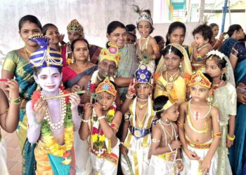 தூத்துக்குடியில் கிருஷ்ண ஜெயந்தியை முன்னிட்டு கோகுல கிருஷ்ணர் ஆலயத்தில் கிருஷ்ணர் வேடம் அணிந்த குழந்தைகளை அமைச்சர் கீதா ஜீவன் கையில் தூக்கி முத்தமிட்டு மகிழ்ந்தார். 