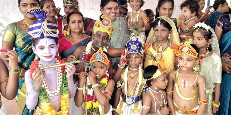 தூத்துக்குடியில் கிருஷ்ண ஜெயந்தியை முன்னிட்டு கோகுல கிருஷ்ணர் ஆலயத்தில் கிருஷ்ணர் வேடம் அணிந்த குழந்தைகளை அமைச்சர் கீதா ஜீவன் கையில் தூக்கி முத்தமிட்டு மகிழ்ந்தார்.