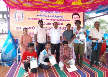 விளையாட்டுப் போட்டியில் வெற்றி பெற்றவர்களுக்கு மேயர் ஜெகன் பரிசுகளை வழங்கினார் 