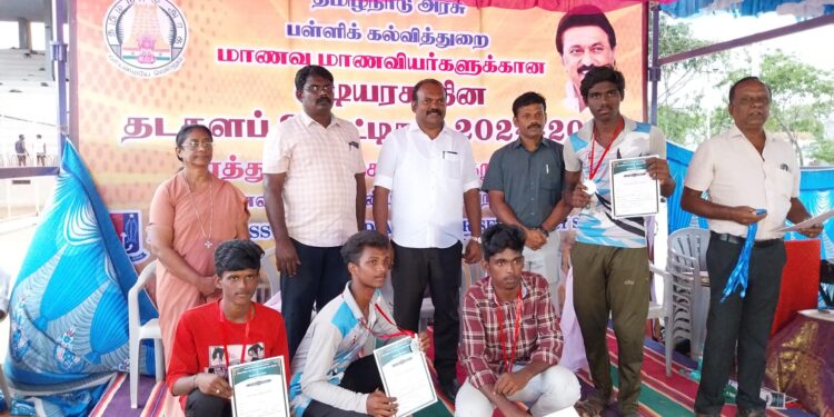 விளையாட்டுப் போட்டியில் வெற்றி பெற்றவர்களுக்கு மேயர் ஜெகன் பரிசுகளை வழங்கினார்