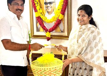 திமுக மாநில நெசவாளர் அணி துணைச் செயலாளர் வசந்தம் ஜெயக்குமார் கனிெமாழி எம்.பியிடம் வாழ்த்துப் பெற்றார்.