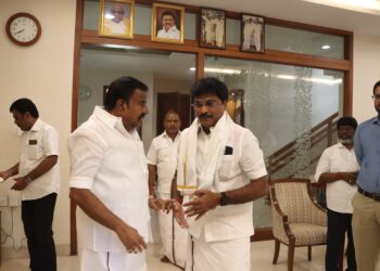 திமுக மாநில நெசவாளர் அணி துணைச் செயலாளர் வசந்தம் ஜெயக்குமார் பிறந்த நாளையொட்டி அமைச்சர் நேருவிடம் வாழ்த்துப் பெற்றார்.