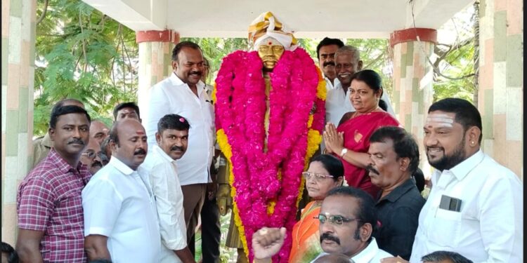 தூத்துக்குடியில் வஉசி பிறந்தநாளை முன்னிட்டு அவரது சிலைக்கு அமைச்சர் கீதாஜீவன் மாலை அணிவித்தார்.