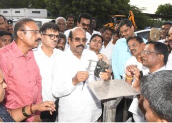 மழையால் பாதிக்கப்பட்ட மாப்பிள்ளையூரணியில் போர்க்கால அடிப்படையில் ஆக்கிரமிப்புகளை அகற்றம் செய்து விரிவாக்கம் செய்யப்பட்ட தரமான சாலைகள் அமைத்து தர வேண்டி: பஞ். தலைவர் சரவணக்குமார் அமைச்சர் எ.வ வேலுவிடம் நேரில் கோரிக்கை மனு