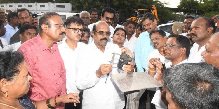 மழையால் பாதிக்கப்பட்ட மாப்பிள்ளையூரணியில் போர்க்கால அடிப்படையில் ஆக்கிரமிப்புகளை அகற்றம் செய்து விரிவாக்கம் செய்யப்பட்ட தரமான சாலைகள் அமைத்து தர வேண்டி: பஞ். தலைவர் சரவணக்குமார் அமைச்சர் எ.வ வேலுவிடம் நேரில் கோரிக்கை மனு