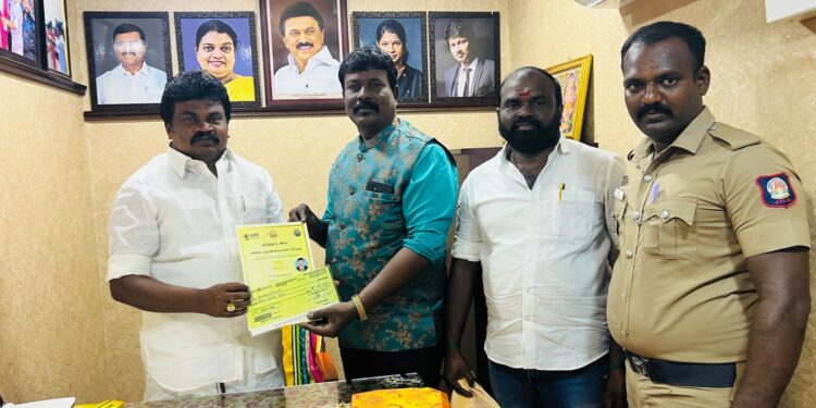 மாநில அரசு விருது பெற்ற இயற்கை ஆர்வலர் ஒன்றியக்குழு துணைத்தலைவர் காசிவிஸ்வநாதனிடம் வாழ்த்துப் பெற்றார்.