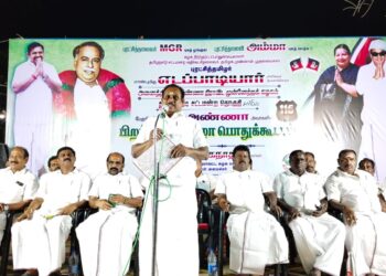 விடுதலை புலிகள் தலைவர் பிரபாகரனை எம்.ஜி.ஆர் ஆதாித்து தமிழர்களின் நலனை பாதுகாத்தார். தூத்துக்குடியில் முன்னாள் அமைச்சர் சண்முகநாதன் பேசினாா்.