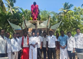 காயாமொழியில் தமிழர் தந்தை சி.பா.ஆதித்தனார் சிலைக்கு பெருந்தலைவர் மக்கள் கட்சி நிறுவனத் தலைவர் என். ஆர். தனபாலன் தலைமையில் மாவட்டச் செயலாளர்   எஸ்.பி மாரியப்பன் உள்ளிட்ட நிர்வாகிகள் மாலை அணிவித்து மரியாதை செலுத்தினார்.