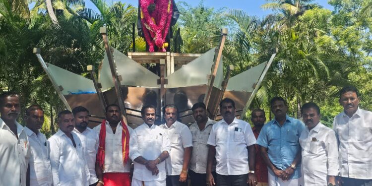 காயாமொழியில் தமிழர் தந்தை சி.பா.ஆதித்தனார் சிலைக்கு பெருந்தலைவர் மக்கள் கட்சி நிறுவனத் தலைவர் என். ஆர். தனபாலன் தலைமையில் மாவட்டச் செயலாளர் எஸ்.பி மாரியப்பன் உள்ளிட்ட நிர்வாகிகள் மாலை அணிவித்து மரியாதை செலுத்தினார்.