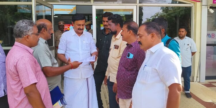 தூத்துக்குடி மாவட்ட பத்திரிகையாளர்களின் நீண்ட நாள் கோரிக்கையை வலியுறுத்தி பிரஸ்கிளப் நிா்வாகிகள் செய்தித்துறை அமைச்சர்   சாமிநாதனை நேரில் சந்தித்து கோரிக்கை மனு அளித்தனர். 