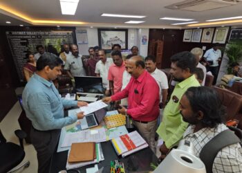 தூத்துக்குடி பிரஸ்கிளப் புதிய நிா்வாகிகள் கலெக்டர் இளம்பகவத்தை சந்தித்து வாழ்த்து பெற்றனர்.