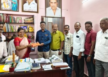 தூத்துக்குடி பிரஸ்கிளப் புதிய நிா்வாகிகள் அமைச்சர் கீதாஜீவனை சந்தித்து வாழ்த்து பெற்றனர்.