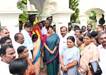 தூத்துக்குடியில் காந்தி ஜெயந்தியையொட்டி காமராஜர், காந்தி சிலைக்கு கனிமொழி எம்.பி அமைச்சர் கீதாஜீவன், கலெக்டர் இளம்பகவத், மேயர் ஜெகன் பெரியசாமி ஆகியோர் மாலை அணிவித்து மரியாதை செய்தனர்