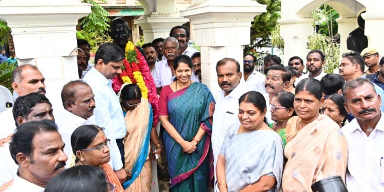 தூத்துக்குடியில் காந்தி ஜெயந்தியையொட்டி காமராஜர், காந்தி சிலைக்கு கனிமொழி எம்.பி அமைச்சர் கீதாஜீவன், கலெக்டர் இளம்பகவத், மேயர் ஜெகன் பெரியசாமி ஆகியோர் மாலை அணிவித்து மரியாதை செய்தனர்