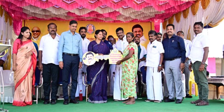 மாப்பிள்ளையூரணி ஊராட்சி பகுதியில்   ரூ.3.70 கோடி மதிப்பீட்டில் கட்டப்பட்ட 56  இலங்கைத் தமிழர் மறுவாழ்வு குடியிருப்புகளை கனிமொழி கருணாநிதி எம்.பி திறந்து வைத்தார் : அமைச்சர் நாசர்,  மாவட்ட ஆட்சியர் இளம் பகவத் , மேயர் ஜெகன் பெரியசாமி, பஞ். தலைவர் சரவணகுமார் ஆகியோர் பங்கேற்பு!!