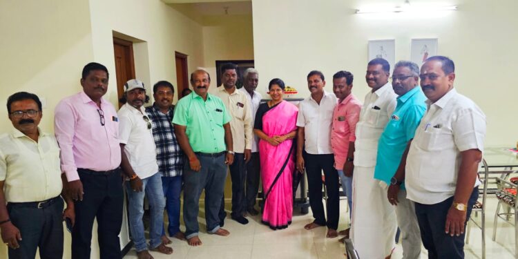 தூத்துக்குடி பிரஸ் கிளப் புதிய நிர்வாகிகள், பத்திரிகையாளர்களின் நீண்ட நாள் கோரிக்கையான சலுகை விலை வீட்டு மனை பட்டா வழங்கக்கோரி : நாடாளுமன்ற உறுப்பினர் கனிமொழி கருணாநிதியை  நேரில் சந்தித்து கோரிக்கை மனு அளித்தனர்.