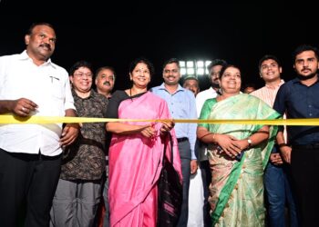 தூத்துக்குடி புத்தகத் திருவிழா மற்றும் நெய்தல் கலை திருவிழா 3 ஆம் நிகழ்ச்சியில் , 2024! புகைப்பட கண்காட்சியை   அமைச்சர் கீதா ஜீவன், மேயர் ஜெகன் பெரியசாமி முன்னிலையில்  கனிமொழி கருணாநிதி எம்பி, ரிப்பன் வெட்டி துவக்கி வைத்தார்.