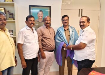 தூத்துக்குடி பிரஸ் கிளப் புதிய நிர்வாகிகள் நெல்லை சரக டிஐஜி, தூத்துக்குடி எஸ்பியை நேரில் சந்தித்து வாழ்த்து பெற்றனர்.