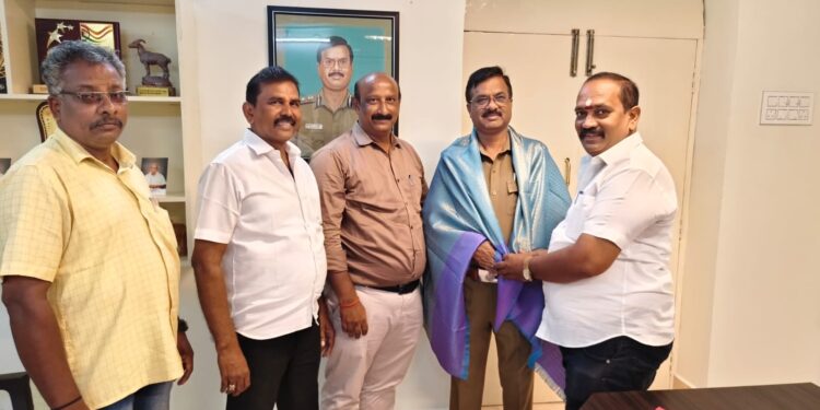 தூத்துக்குடி பிரஸ் கிளப் புதிய நிர்வாகிகள் நெல்லை சரக டிஐஜி, தூத்துக்குடி எஸ்பியை நேரில் சந்தித்து வாழ்த்து பெற்றனர்.