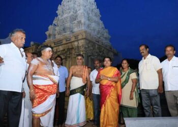 தமிழக மக்கள் மோடியை புறக்கனித்து ராகுலுக்கு வாக்களித்தனர். அதிமுக செயல்வீரர்கள் கூட்டத்தில் முன்னாள் அமைச்சர் எஸ்.பி சண்முகநாதன் பேசினார்.