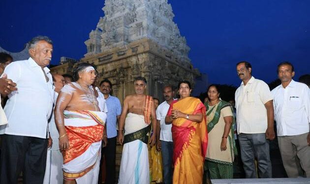 தமிழக மக்கள் மோடியை புறக்கனித்து ராகுலுக்கு வாக்களித்தனர். அதிமுக செயல்வீரர்கள் கூட்டத்தில் முன்னாள் அமைச்சர் எஸ்.பி சண்முகநாதன் பேசினார்.