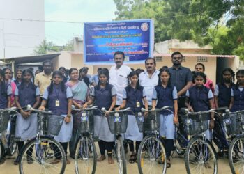 தமிழக மக்கள் மோடியை புறக்கனித்து ராகுலுக்கு வாக்களித்தனர். அதிமுக செயல்வீரர்கள் கூட்டத்தில் முன்னாள் அமைச்சர் எஸ்.பி சண்முகநாதன் பேசினார்.