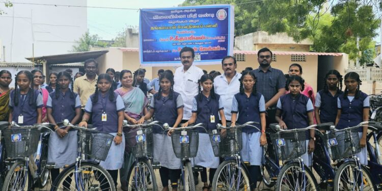 தமிழக மக்கள் மோடியை புறக்கனித்து ராகுலுக்கு வாக்களித்தனர். அதிமுக செயல்வீரர்கள் கூட்டத்தில் முன்னாள் அமைச்சர் எஸ்.பி சண்முகநாதன் பேசினார்.