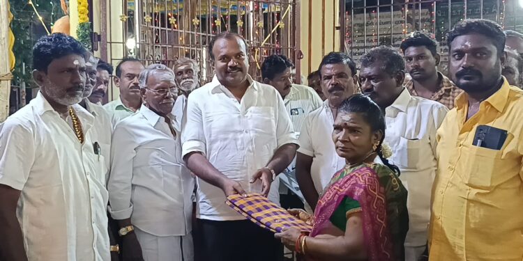 தமிழக மக்கள் மோடியை புறக்கனித்து ராகுலுக்கு வாக்களித்தனர். அதிமுக செயல்வீரர்கள் கூட்டத்தில் முன்னாள் அமைச்சர் எஸ்.பி சண்முகநாதன் பேசினார்.