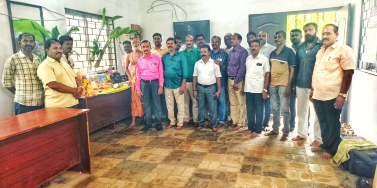 ஆயுத பூஜை, சரஸ்வதி பூஜை பண்டிகை முன்னிட்டு தூத்துக்குடி பிரஸ் கிளப் அலுவலகத்தில்  செய்தியாளர்கள் உற்சாகமாக கொண்டாட்டம்.