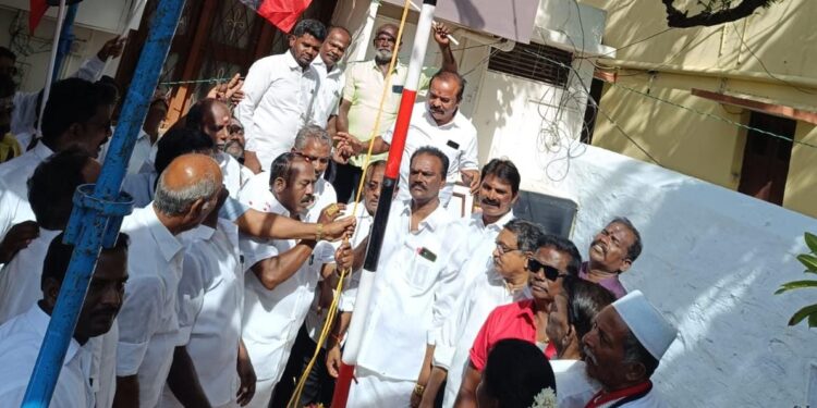 அதிமுக 53-வது ஆண்டு விழாவை முன்னிட்டு தூத்துக்குடியில் முன்னாள் அமைச்சர் சி.த.செல்லப்பாண்டியன் தலைமையில் இனிப்பு வழங்கி கொண்டாட்டம்