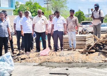 மாப்பிள்ளையூரணி பகுதியில் நடைபெற்று வரும் பல்வேறு வளா்ச்சி பணிகளை சண்முகையா எம்.எல்.ஏ,   பஞ். தலைவர் சரவணகுமார் ஆகியோர் நேரில் ஆய்வு