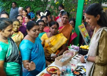 நமக்கு நாமே முன்மாதிரியாக செயல்பட வேண்டும், லேடிஸ் கிளப் விழாவில் அமைச்சர் கீதாஜீவன் பேச்சு